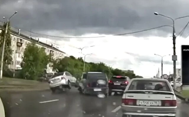  &laquo;Пытался перестроиться сразу в третью полосу&raquo;: автомобиль перевернулся в результате ДТП в Магнит