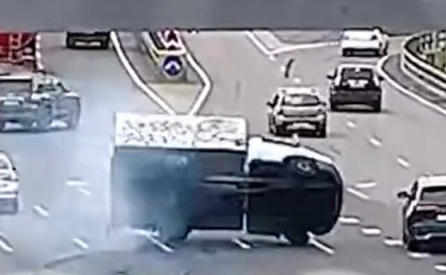  &laquo;Газель&raquo; опрокинулась в результате ДТП на МКАД