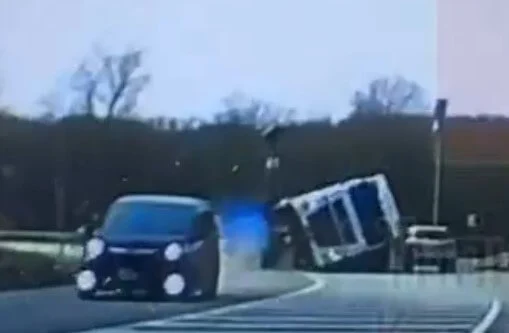  Фура вылетела на встречную и опрокинулась на трассе в районе Горячего Ключа