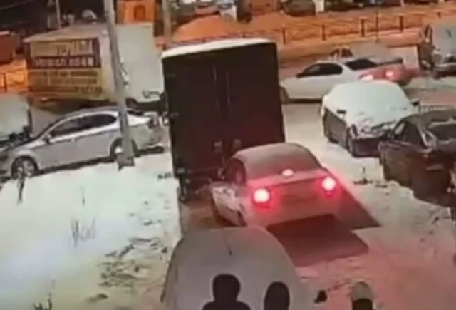  В Чебоксарах водитель &laquo;Лады&raquo; устроил дебош из-за заблокировавшей проезд &laquo;Газели&raquo;