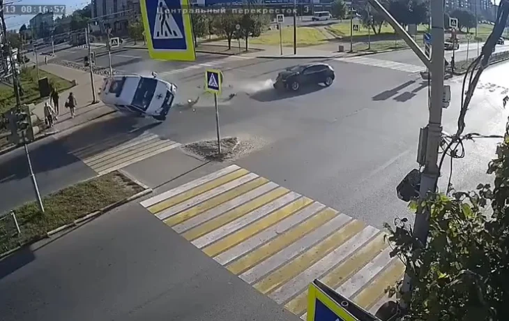  Скорая и легковой автомобиль столкнулись на перекрестке в Тутаеве