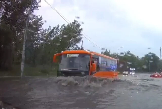  В Нижнем Новгороде автобус нагнал волну и облил несколько автомобилей
