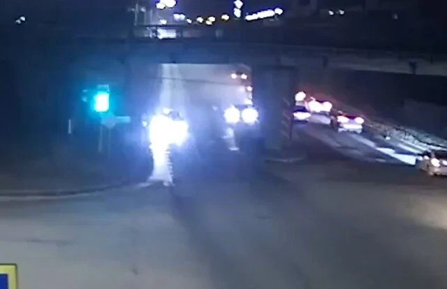  Opel Astra врезался в опору моста в Волгограде