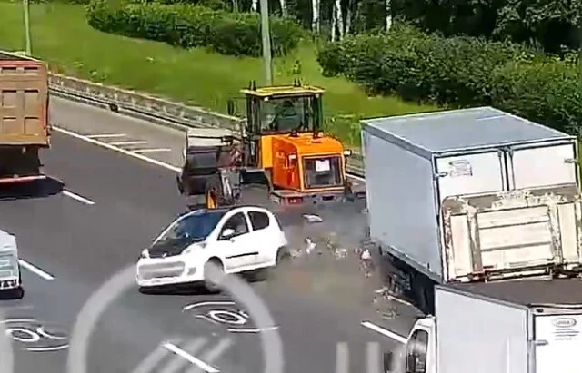  Очередное ДТП на МКАД: водитель грузовика не заметил легковушку