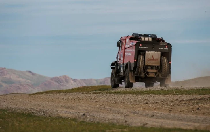 В МАЗе признались, что не смогли догнать КАМАЗ в дюнах