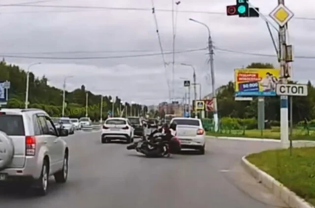  В Новочебоксарске мотоциклист пытался повернуть направо и столкнулся с автомобилем