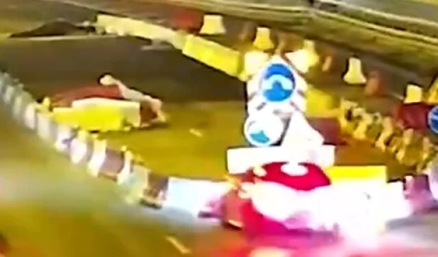  Момент ДТП на МКАД: невнимательный водитель снёс дорожные ограждения