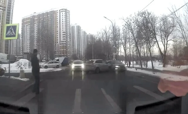  ДТП в Петербурге: водитель объезжал пробку по встречной полосе и столкнулся с выезжающей машиной