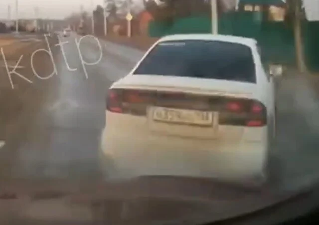  &laquo;Утром было скользко&raquo;: в Иркутской области водитель едва ушел от столкновения с выскочившей легк