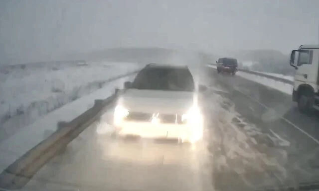  &laquo;Обгон не удался&raquo;: в Красноярском крае водитель &laquo;Газели&raquo; выехал на встречную и покалечил целую с