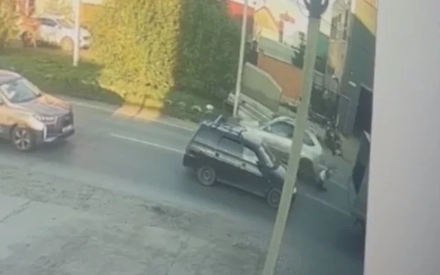  &laquo;Выбежал из-за стоящего автомобиля&raquo;: ребенок попал под колеса авто в Омске