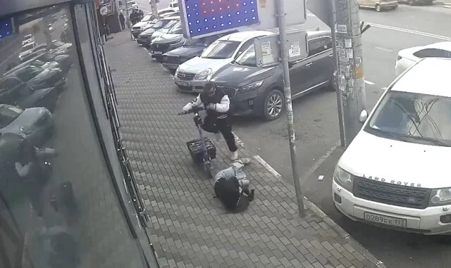  В Новороссийске самокатчик сбил выходившую из магазина девушку