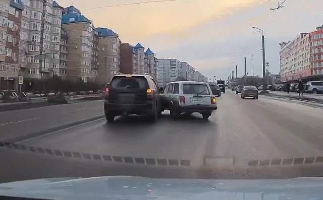  В Омске водитель &laquo;четверки&raquo; при перестроении столкнулся с попутным кроссовером