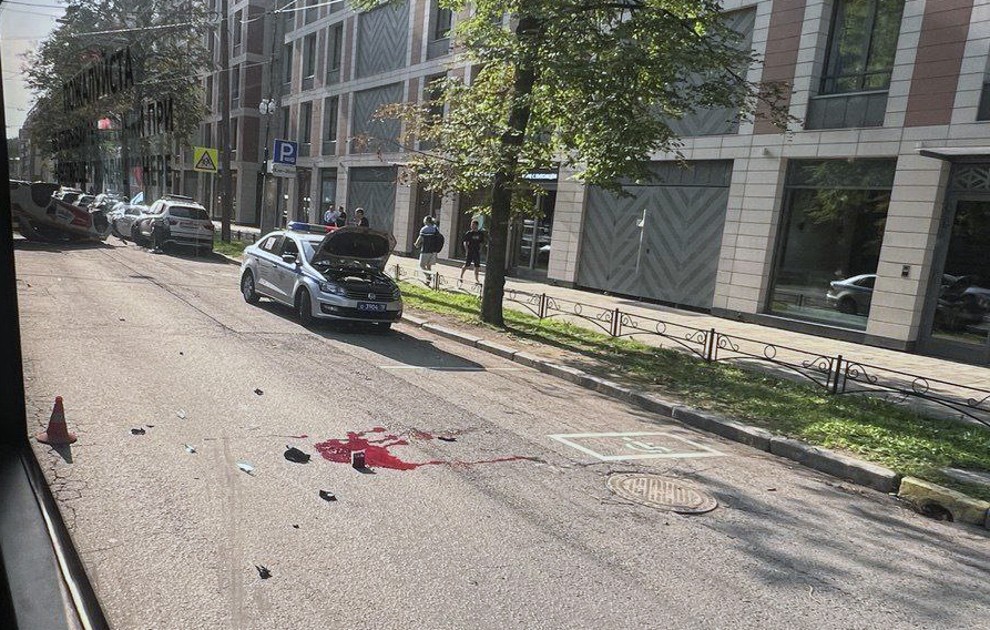 В Петербурге таксист сбил таксиста и повредил несколько автомобилей