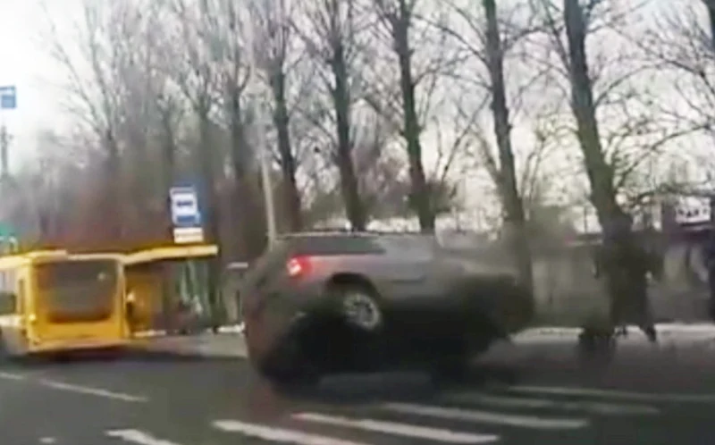  &laquo;Шкода&raquo; столкнулась со столбом и опрокинулась на проспекте Октября в Ярославле