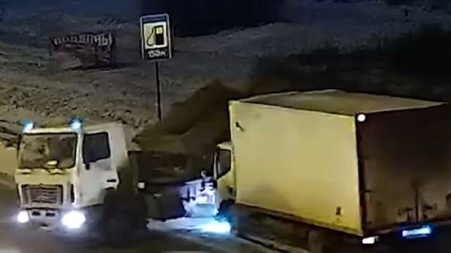  &laquo;Оттормозиться не успели&raquo;: в объектив камер попал момент ДТП на 103 километре МКАД