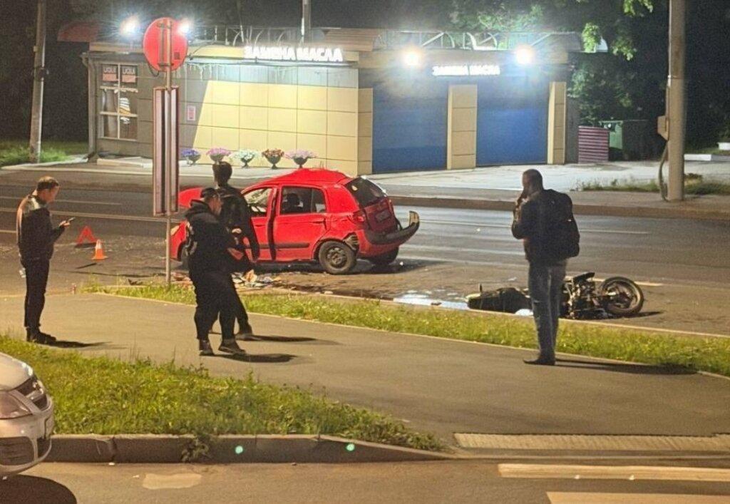 В Нижнем Новгороде мотоцикл на полном ходу въехал в автомобиль