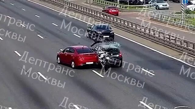  Камеры запечатлели момент столкновения мотоцикла с двумя автомобилями на МКАД