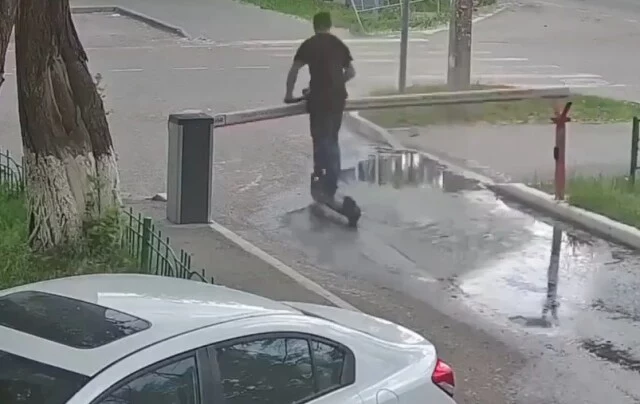  В Тюмени мужчина на электросамокате не заметил шлагбаум и сломал его