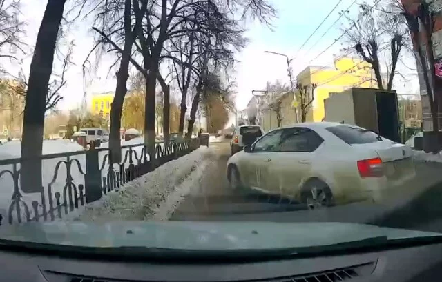  ДТП на улице Есенина в Рязани: водитель пытался увернуться от &laquo;Шкоды&raquo; и снёс ограждение