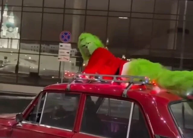 В Казани ищут похитителя Рождества, который ездил на крыше малиновых &laquo;Жигулей&raquo;