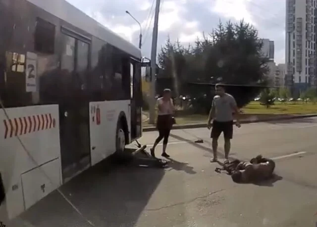  &laquo;Бился в конвульсиях&raquo;: в Красноярске самокатчик попал под колеса автобуса