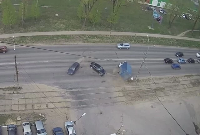  Глупое ДТП в Липецке, в результате которого опрокинулся грузовик