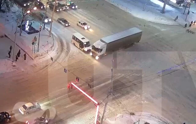  В Уфе фура выехала на перекресток на красный и столкнулась с маршруткой