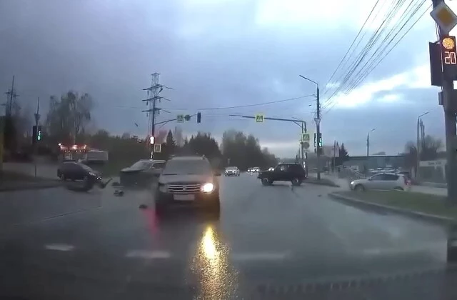  Девушка проехала на красный и устроила массовое ДТП на перекрестке в Туле