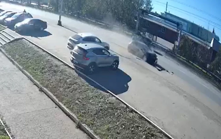  Момент ДТП в Нефтекамске: Renault выезжал с прилегающей