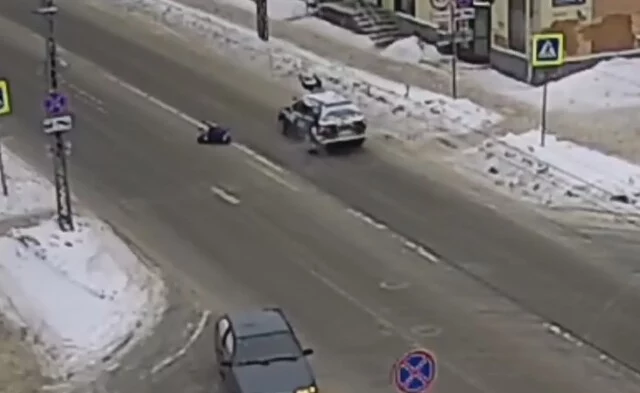  В Петрозаводске Toyota Caldina сбила женщину с ребенком