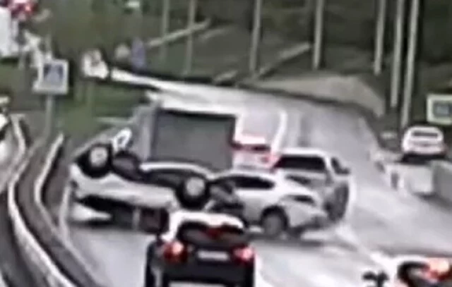  &laquo;Стало плохо за рулем&raquo;: кроссовер перевернулся в результате ДТП на Кремлевской набережной в Каза