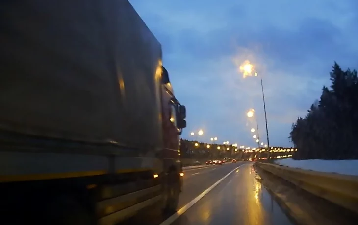  На КАД дальнобойщик помял легковушку и скрылся