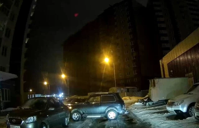  В Твери &laquo;Нива&raquo; без водителя врезалась в припаркованную иномарку