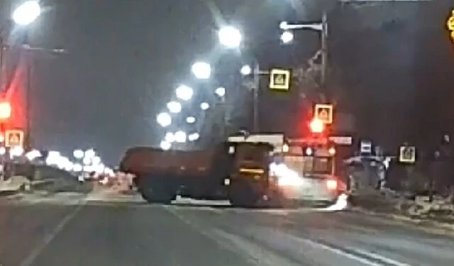  В Чебоксарах самосвал потерял управление и столкнулся с троллейбусом