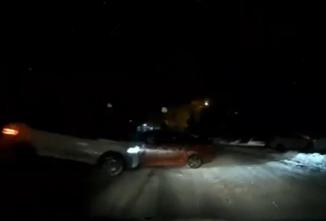  &laquo;Не вписался в поворот&raquo;: два автомобиля столкнулись на заснеженной дороге в Ленобласти