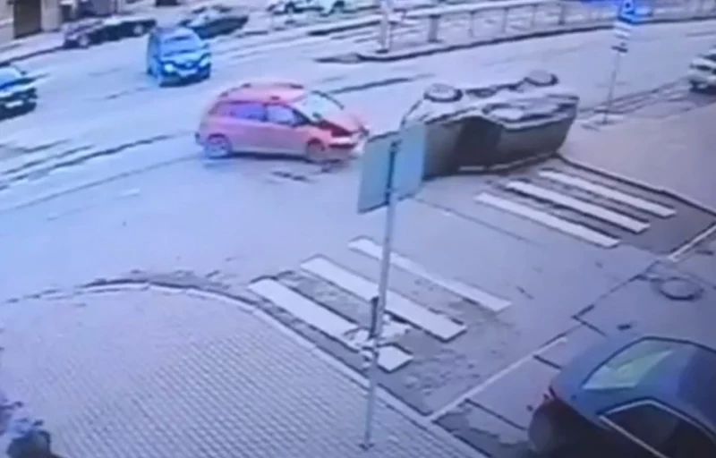  ДТП с переворотом в Петербурге: Geely не уступил дорогу Kia