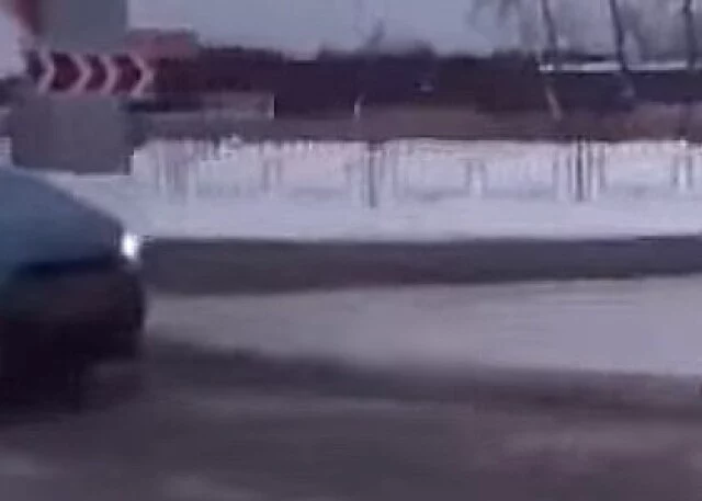  Откуда слева взялся автомобиль?