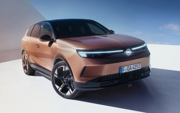 Кроссовер Opel Grandland подрос в новом поколении и получил необычные интерьерные фишки