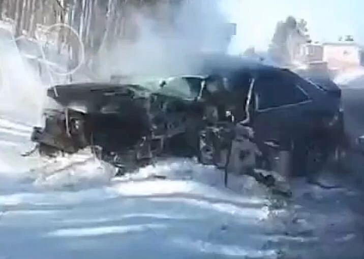  &laquo;Тойота&raquo; вылетела на встречную и врезалась в мусоровоз на Александровском тракте