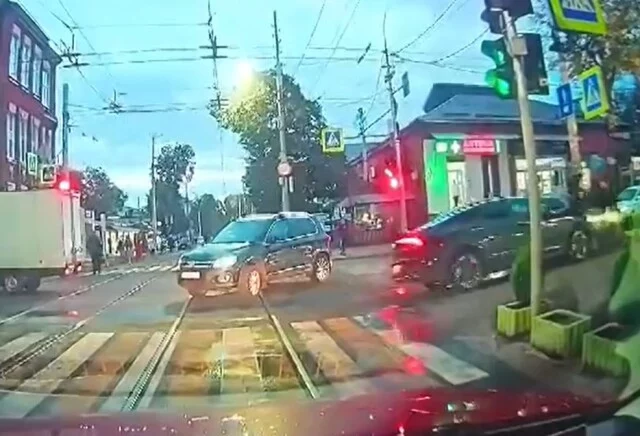  &laquo;Женщине оторвало ногу&raquo;: в Краснодаре автомобиль вылетел на тротуар и сбил пешеходов