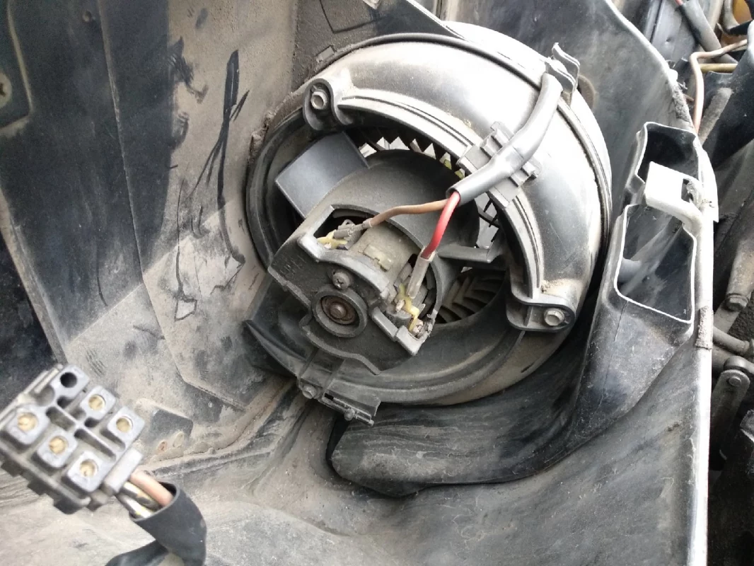 Замена электромотора Bosch CPB 12v 27.704 0130063023 от вентилятора печки на МВ 190 ~87 г/в. на штат