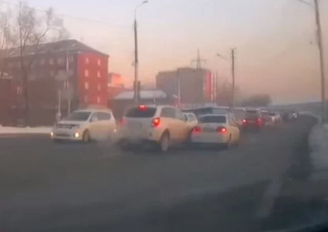  В Красноярске водитель белого кроссовера совершил ДТП и скрылся