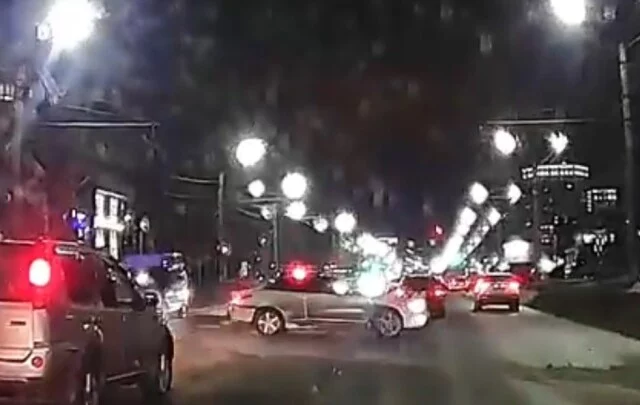  &laquo;А я сяду в кабриолет&raquo;: в Чебоксарах водитель кабриолета устроил ДТП на дороге