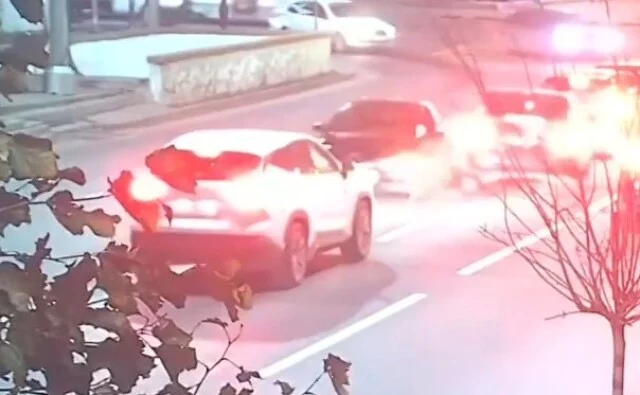  &laquo;Решил зайти с дрифтом в поворот&raquo;: водитель BMW разбил несколько машин на перекрестке Ростове-на