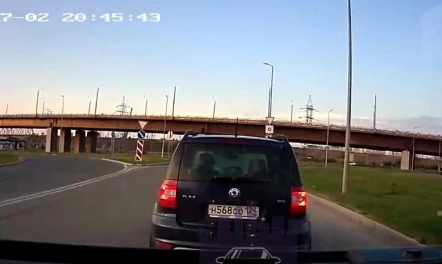  В Красноярске &laquo;учитель&raquo; на &laquo;Шкоде&raquo; устроил ДТП с участием автобуса