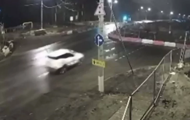  В Кронштадте каршеринговый автомобиль завершил аренду, упав в котлован