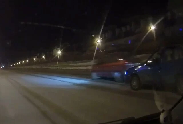  В Магнитогорске автомобиль врезался в припаркованную легковушку