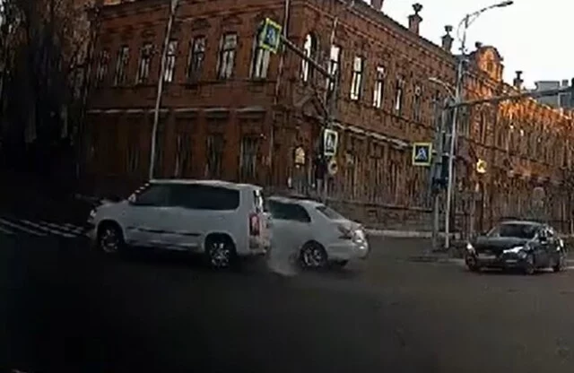  ДТП на перекрестке в Благовещенске: водитель седана не уступил дорогу универсалу