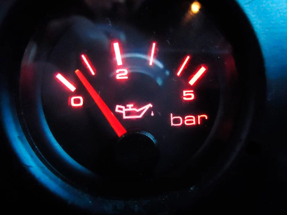 Что-то с давлением масла (или с датчиком)...